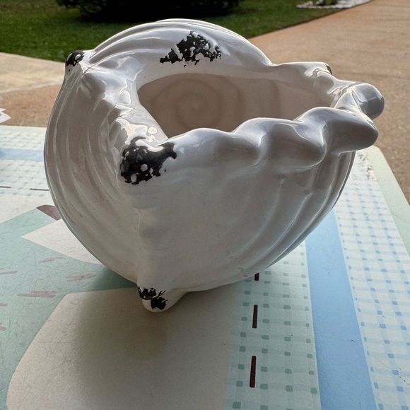 White Ceramic Conch Shell Planter / Vase With Distressed Black Details - Picture 10 of 13